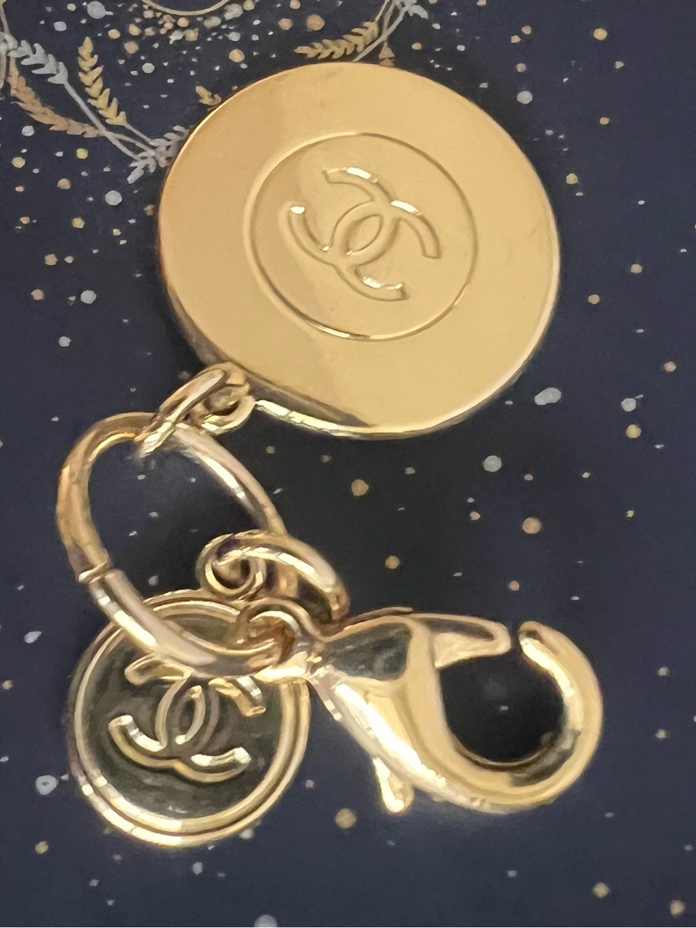 CHANEL Gold-Tone Coin Charm Holder with CC Logo New - Picture 6 of 8